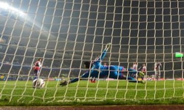 Paraguay's goalkeeper Justo Villar (C) is scored on by Peru's forward Andre Carrillo (out of frame) during the Copa America third place football match in Concepcion, Chile on July 3, 2015.   AFP PHOTO / LUIS ACOSTA