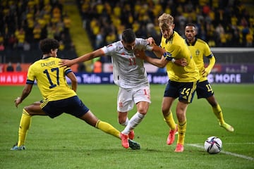 Ferrán Torres entre Jens Cajuste y Filip Helander.