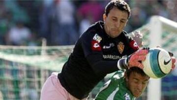 <B>SÓLO UN PUNTO.</B> César salvo a los suyos de una goleada del Betis que habría sido merecida.