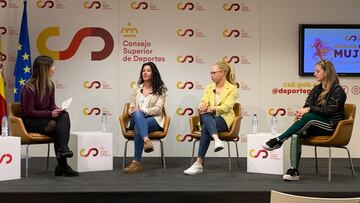 Lydia Sempere, Adi Iglesias y Desi Vila, durante la mesa redonda de Mujer y Discapacidad.