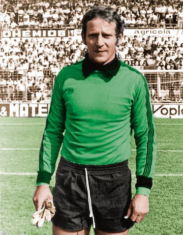 Perteneciente a la cantera del Athletic Club, jug車 con el primer equipo entre 1971 y 1975. Visti車 la camiseta del Osasuna entre 1977 y 1981.