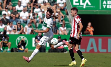 Mendy do Rayo Vallecano em ação defensiva.
