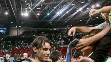 <b>AUTÓGRAFOS. </b>Rafa Nadal se detuvo a firmar a los jóvenes aficionados tras derrotar a Gasquet.
