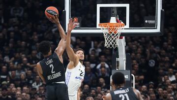 Edy Tavares trata de taponar a Zach Leday en Belgrado, en el playoff de cuartos entre el Partizán y el Madrid de la temporada 2022-23.