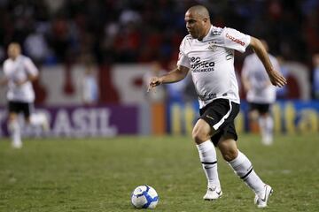 Se retiró en el S. C. Corinthians brasileño en el 2011. 