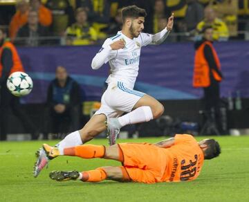 Marco Asensio y Roman Burki (portero del Dortmund).