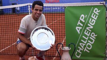 Jaume Munar posa con el t&iacute;tulo de campe&oacute;n del torneo de Caltanissetta perteneciente al ATP Challenger Tour.