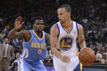 Stephen Curry (30) ante Aaron Brooks (0).