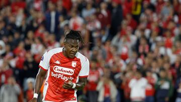 AME2504. BOGOTÁ (COLOMBIA), 18/04/2023.- Hugo Rodallega (d) de Independiente Santa Fe reacciona hoy, en un partido de la fase de grupos de la Copa Sudamericana entre Independiente Santa Fe y Gimnasia y Esgrima en el estadio Nemesio Camacho El Campín en Bogotá (Colombia). EFE/ Mauricio Dueñas Castañeda
