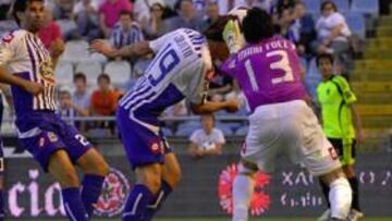<b>SIN GOLES.</b> Manu y Colotto despejan un centro del Zaragoza en un encuentro en el que el Deportivo y el Zaragoza se repartieron los puntos.