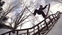 El freeskier andorrano Noah Albaladejo sobre un rail durante su parte en el Real Ski de los X Games 2020. 