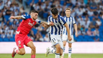 SAN SEBASTIÁN, 24/08/2025.- El defensa de la Real Jon Martín (d) trata de escapar de Roberto Fernández, del Espanyol, durante el partido de LaLiga de fútbol que Real Sociedad y RCD Espanyol disputan este domingo en el Reale Arena, en San Sebastián. EFE/Javier Etxezarreta
