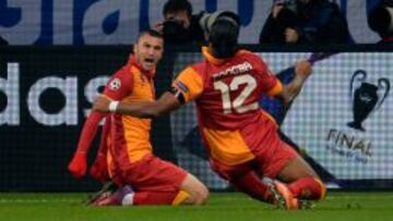 Burak celebra uno de los goles del Galatasaray en Gelsenkirchen.