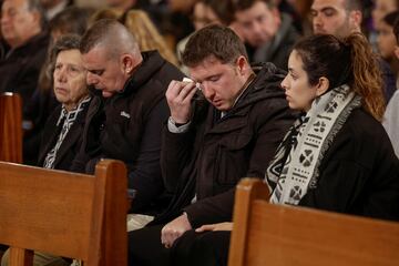 Familiares de las víctimas de la Dana, se emocionan durante la misa funeral por las víctimas de la Dana.