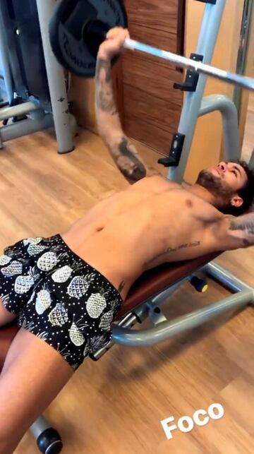 Neymar se recupera en el gimnasio. 