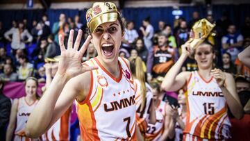 Alba Torrens celebra la Euroliga.