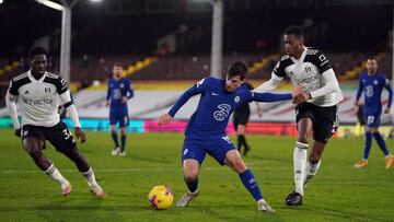 Chelsea&#039;s English midfielder Mason Mount (C) is challenged by Fulham&#039;s English defender Tosin Adarabioyo during the English Premier League football match between Fulham and Chelsea at Craven Cottage in London on January 16, 2021. (Photo by John 