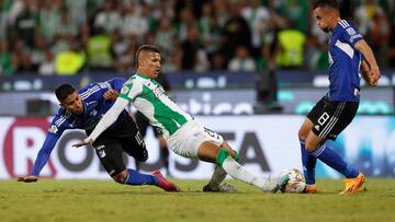 AMDEP4485. MEDELLÍN (COLOMBIA), 21/06/2023.- Nelson Deossa (c) de Nacional disputa el balón con Daniel Cataño (i) y Daniel Giraldo de Millonarios hoy, en el partido de ida de la final de la Primera A del fútbol colombiano en el estadio Atanasio Girardot en Medellín (Colombia). EFE/ Luis Eduardo Noriega A.