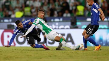 AMDEP4485. MEDELLÍN (COLOMBIA), 21/06/2023.- Nelson Deossa (c) de Nacional disputa el balón con Daniel Cataño (i) y Daniel Giraldo de Millonarios hoy, en el partido de ida de la final de la Primera A del fútbol colombiano en el estadio Atanasio Girardot en Medellín (Colombia). EFE/ Luis Eduardo Noriega A.