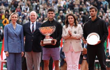 Charlen, Princesa de Mónaco, el Príncipe Alberto II de Mónaco con Carlos Alcaraz y Lorenzo Musetti en la entrega de trofeos tras la final.