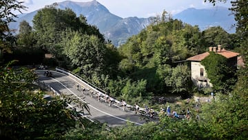 El pelotón durante el Giro de Lombardia.