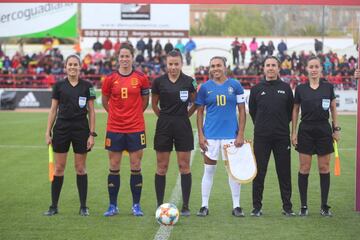 La árbitra española Zulema González González con las capitanas de ambos equipos, Marta Torrejón y Marta. Las árbitras asistentes Guadalupe Porras Ayuso, Rita Caballero Mompó y la cuarta árbitra Marta Frías Acedo.