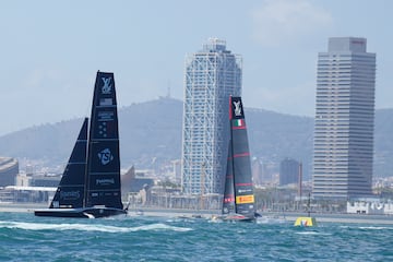 BARCELONA (ESPAÑA), 07/09/2024.- El NYYC American Magic (i) y el Luna Rossa Prada Pirelli (d) durante la octava jornada de la Copa Louis Vuitton o Torneo de Desafiantes de la 37ª Copa del América de Barcelona este sábado. EFE/Siu Wu
