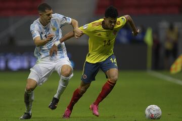 El encuentro terminó 1-1 tras los noventa minutos. Lautaro Martínez y Luis Díaz anotaron y la clasificación se definió desde los once pasos. Los de Scaloni se impusieron 3-2 y ahora jugarán la final ante Brasil. 