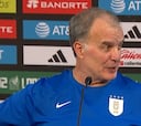 A Bielsa nunca le han gustado las conferencias, pero ahora sorprendió: “Descorteses”