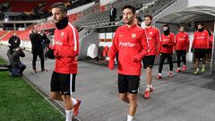 Los jugadores del Sevilla saltan al Eden Arena.