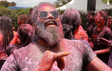 El Holi Festival es uno de los festivales más coloridos que se celebra en el mundo. La fiesta de colores se celebra durante dos días entre finales de febrero y principios de marzo. Los festejos comienzan con la última luna llena del mes lunar hindú (Phalguna). Este festivo acontecimiento se despliega en todo el país, donde una explosión de colores se eleva sobre una multitud que baila y se llena de alegría.