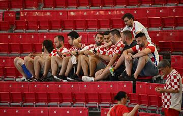 Los aficionados de la selección de Croacia abatidos tras finalizar el encuentro.