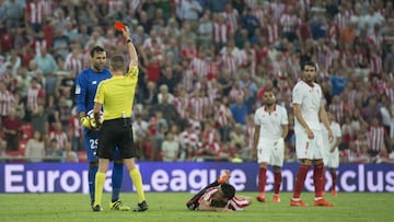 Hern&aacute;ndez Hern&aacute;ndez muestra as&iacute; la amarilla a Sirigu.