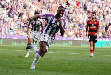 La pasada jornada, ante Eldense, anotó su primer tanto del curso; y contra el Mirandés siguió con su idilio marcando un doblete y apuntándose la asistencia del tanto restante. Definición exquisita en el primero de sus goles; y cabezazo inapelable en el segundo.