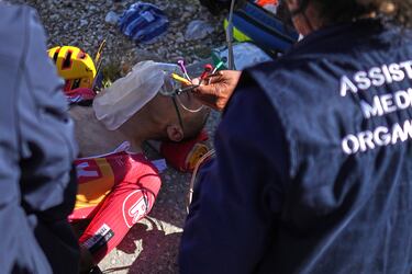 Tobias Johannessen, octavo en la genera, se fue al suelo nada más cruzar la meta en el Mont Ventoux. Tuvo que ser auxiliado y trasladado el hospital. 'Tobias tuvo problemas estomacales después de la meta. Recibió atención médica de inmediato, lo cual me alegra mucho. Está en la ambulancia y se siente mejor', contó el equipo médico del Uno-X.