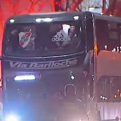El espectacular recibimiento del micro de River en el Monumental a las 2 de la mañana