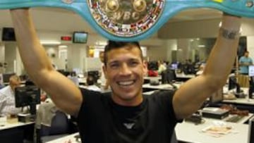 <b>EN LA REDACCIÓN. </b>Maravilla asistió a la confección de la portada de AS, vio asombrado la primera de este periódico dedicada al púgil 'Sombrita' y comentó las fotos de sus veladas más importantes.