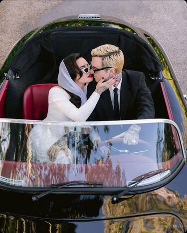 Demi Lovato, tras más de tres años de relación, se ha comprometido con Jordan 'Jutes' Lutes y ha dado el "sí, quiero". La ceremonia se ha celebrado en California según ha informado la revista ' Vogue'. El vestido de la novia lleva la firma de Vivienne Westwood, una diseñadora de moda y empresaria británica, considerada como la principal responsable de la estética asociada con el punk y el new wave.