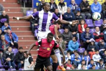  El delantero angoleño del Real Valladolid, Manucho, se impone en un salto a los jugadores del UD Almería Helder Barbosa (delante) y Tébar (detrás), durante el partido correspondiente a la 31 jornada de la Liga BBVA de fútbol disputado esta mañana en el Estadio José Zorrilla. 