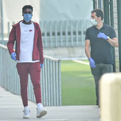 Los leones y los técnicos pasan el protocolo en Lezama