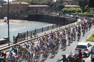 El pelotón a su paso por Zarautz.