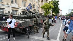 La gente se reúne en una calle mientras los combatientes del grupo mercenario privado Wagner se despliegan en Rostov. 