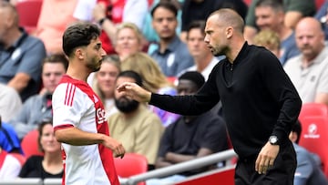 Raúl Moro recibe indicaciones de Heitinga en un partido del Ajax.