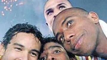 <b>CAZADO. </b>Carlos Alberto, primero por la derecha, celebra el título.