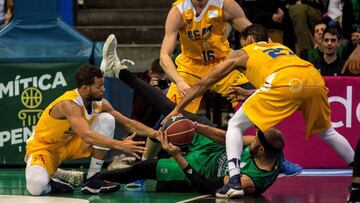 Clevin Hannah, Marcos Delia y Rojas Sadiel (del UCAM Murcia) presionan a Jerome Jordan durante el partido contra el Joventut de Badalona.