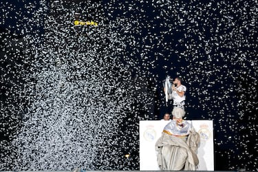 Nacho, el capitán, besa emocionado el trofeo en Cibeles.