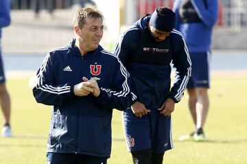 Hinchas de Universidad de Chile realizan el tradicional Banderazo previo al Superclásico. En la fotografía el entrenador Frank Darío Kudelka, y Jean Beausejour.