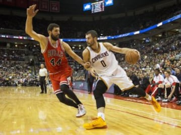 Kevin Love trata de superar a Mirotic.