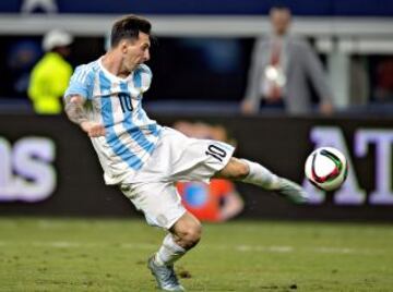 Lionel Messi al momento exacto de conectar el esférico para darle el empate a dos goles al conjunto sudamericano en contra del Tricolor.