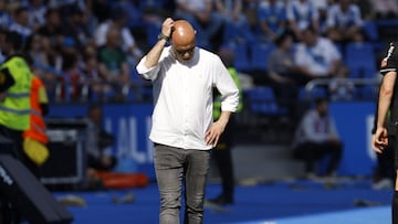 La posici¨®n de Gilsanz en el Deportivo se est¨¢ debilitando.
